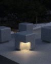 Ozdobne ławy granitowe z oświetleniem